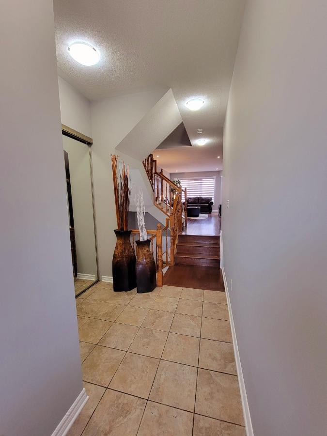 Cozy 3 Bedroom Town House 20 Min From Ottawa Down Town And Airport מראה חיצוני תמונה